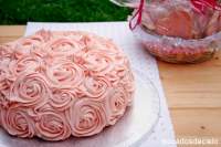   Tarta red velvet de rosas y galletas con plantilla