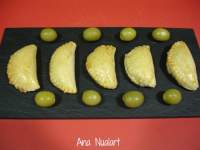   EMPANADILLAS DE CREMA DE QUESO CON ALGAS Y SARDINILLAS 