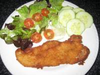   Escalope de ternera rebozado con ensalada de pepino