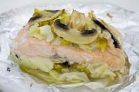   salmón a la papillote con berza