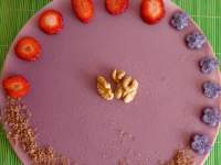   Tarta de Chocolate, Fresa y Violetas.
