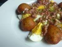   HUEVOS DUROS Y BUÑUELOS DE BACALAO EN SALSA VERDE