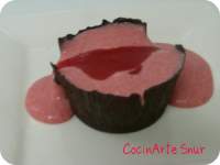   Mousse de fresas con corazón de coulis