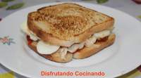   Sandwich de pechuga con cebolla pochada, tomate y huevo