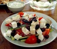 Ensalada griega con salsa de yogur  