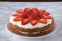   Tarta de zanahoria, coco y fresas con crema de queso y nata - Cumpleaños agridulce