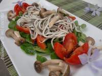   Ensalada templada de gulas y setas