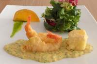   ENSALADA CON TEMPURA DE LANGOSTINO Y SALSA DE NARANJA