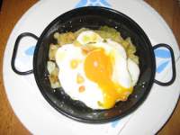   Huevos rotos con papas a lo pobre