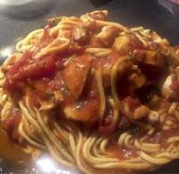 Espaguetis con pulpo y salsa picante de tomate