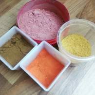   Coloretes de diferentes tonalidades hechos con ingredientes naturales 