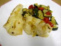   Merluza con cebolla caramelizada y verduras salteadas