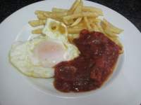   Huevos fritos con patatas y salsa de tomate casera