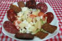   ENSALADA CON IBÈRICOS Y PAN DE HIGO 