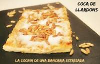 
COCA DE LLARDONS (CHICHARRONES), PREPARÀNDONOS PARA LAS VERBENAS
         