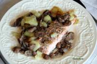   SALMON  CON SENDERUELAS SOBRE LECHO DE PATATITAS ENCEBOLLADAS