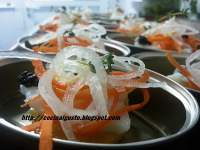   Ensalada enlatada de Cherne con naranja, huevas de Arenque y Juliana de cebolla