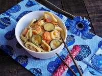   Fideos chinos con calamares y verduritas al curry