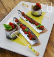   SARDINAS MARINADAS CON SALSA DE NARANJA, OLIVADA Y CAVIAR DE TOMATE