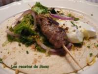   TORTILLAS DE MAIZ CON PINCHOS DE KEBABS DE CORDERO CON PISTACHOS Y ENSALADA