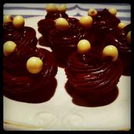   Cupcakes de chocolate con conguitos blancos