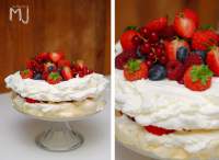 
PAVLOVA CON FRUTOS ROJOS.  Y DOS BUENAS NOTICIAS!    