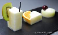 
CHUPITOS DE MELÒN CON PIÑA COLADA  