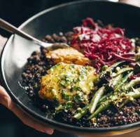 Salmón con lentejas, quinoa y salsa de hierbas con limón