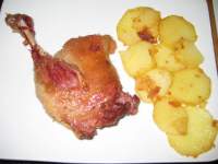   Confit de pato con patatas confitadas en su grasa
