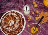   Pastel de calabaza, nueces, jarabe de arce y glaseado de canela.
