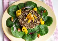   Ensalada de quinoa, espinacas y mango