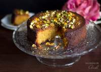   Pastel de polenta con sirope de miel y agua de rosas