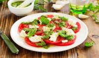 Ensalada Caprese con salsa pesto de albahaca  