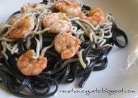   Espaguetis negros con gulas y langostinos