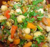   Guiso vegetariano con arroz yamaní, garbanzos y trigo integral 