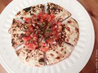   Quesadilla de jamón york y queso con pico de gallo