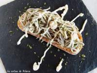   Tosta de gulas con gambas y ajonesa