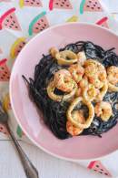   Espaguetis negros con calamares y gambas en salsa cremosa de vino blanco