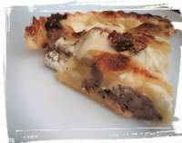 Pastel de hojaldre y carne y mozarella    