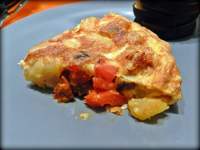   Tortilla de patata con chorizo y pimiento