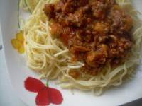   Espagueti con tomate, carne picada y champiñones
