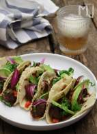 
TACOS DE ALBÒNDIGAS CON SALSA DE CHOCOLATE  