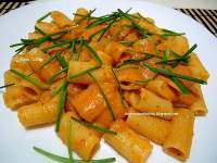   Fideos mostacholes con ciboulette y salsa crema de hierbas con tomates y batata