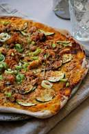 Pizza con masa de centeno de crema de calabaza, calabacín y pollo / Chez Silvia