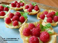 TARTALETAS DE PASTA FILO CON CREMA PASTELERA Y FRAMBUESAS  