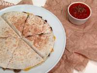   Quesadilla de setas con salsa roja