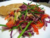   Ensalada de repollo rojo en hebras, apio picado, tiras de pimientos y ciboulette con milanesas de soja