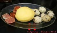 
Huevos rotos de codorniz con jamónn y chorizo  