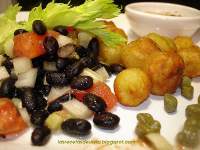   Porotos negros con papines andinos, cebollín, queso parmesano y verduras