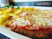 MILANESA O ESCALOPE DE TERNERA  A LA NAPOLITANA  